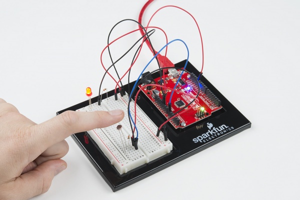 circuit building with photoresistor